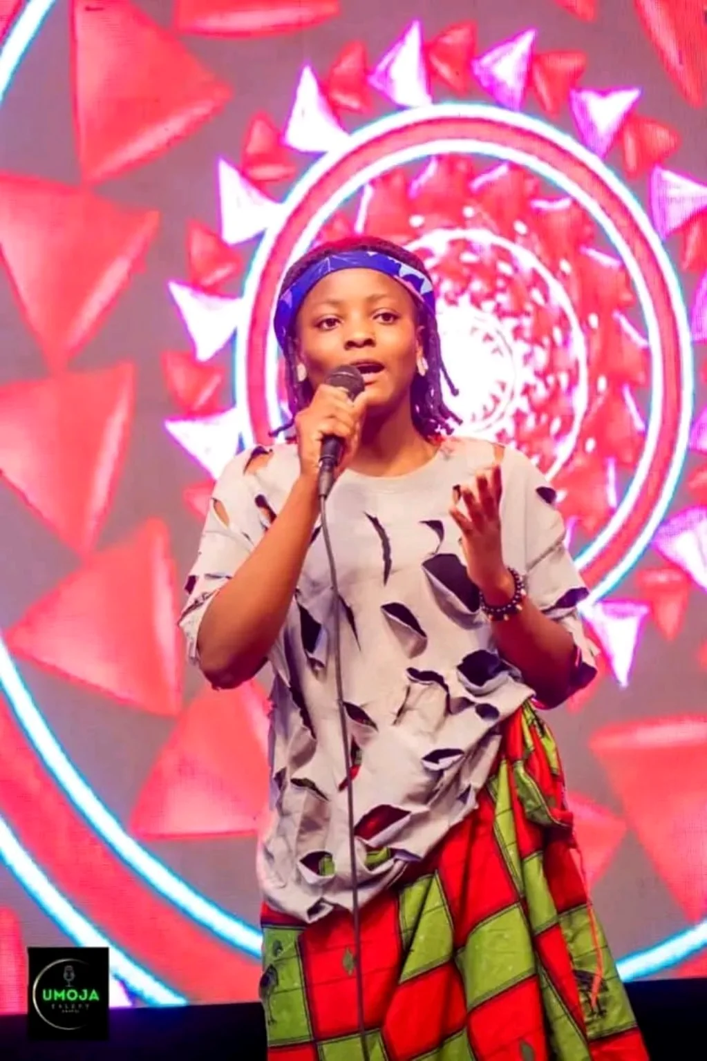 Jeune artiste congolaise au micro sur scène