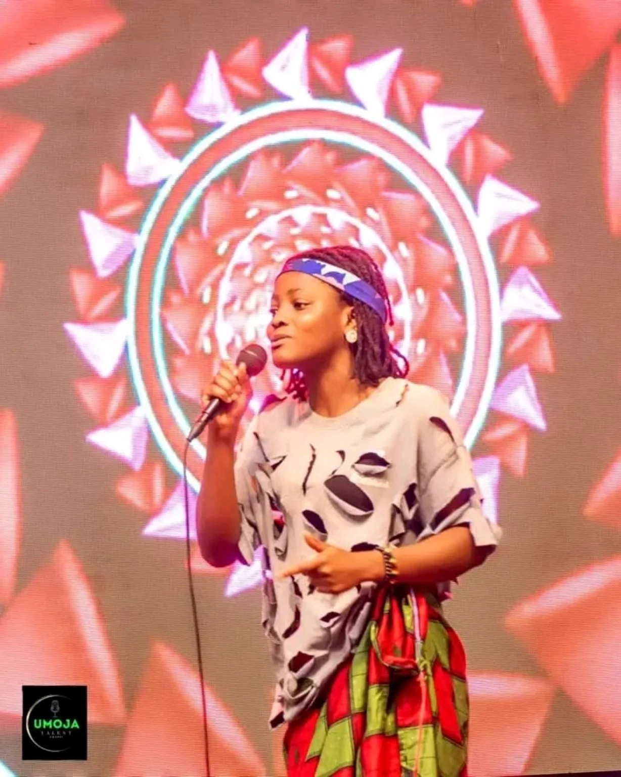 Jeune artiste congolaise présentant une création au microphone