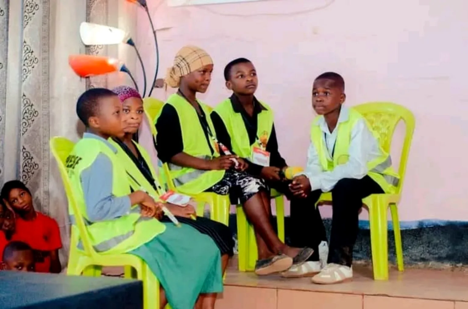 Des jeunes participent à un atelier collectif