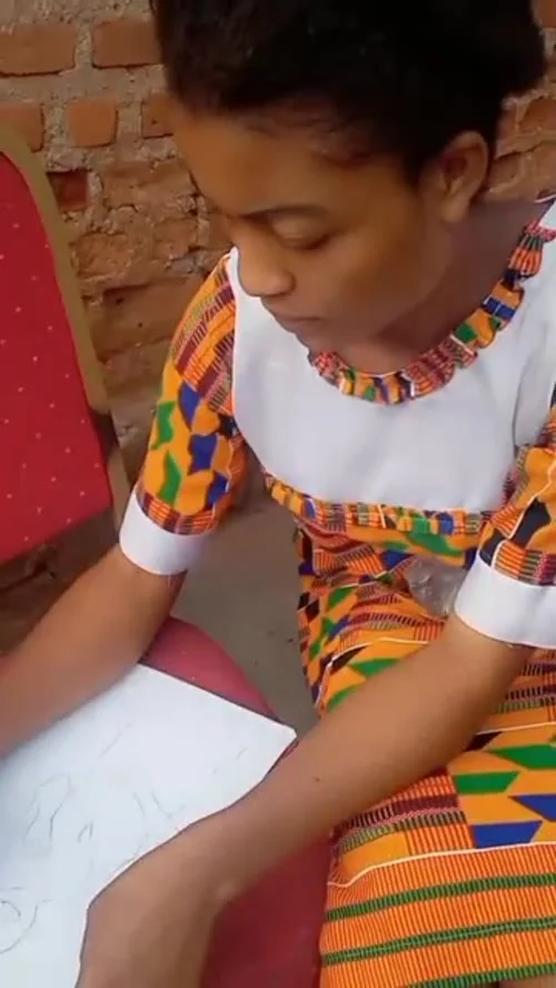 Jeune talent dessinant un portrait