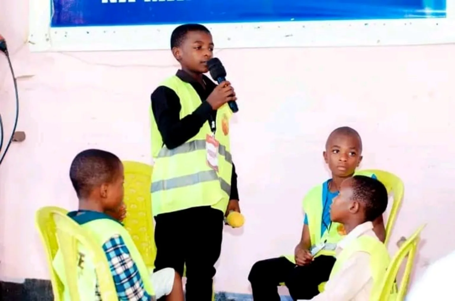 Jeune participant qui s’exprime avec un microphone lors d’un atelier