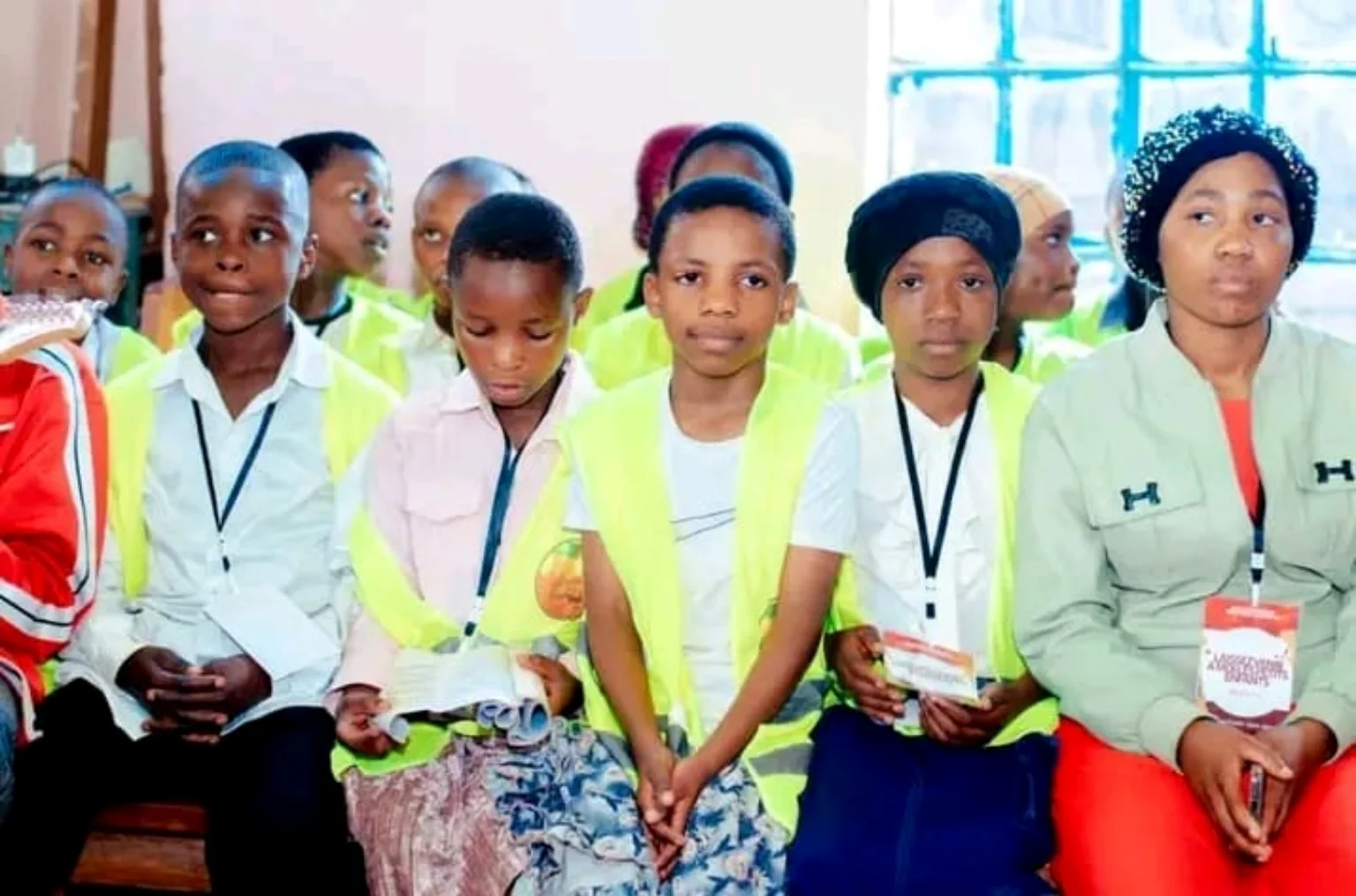 Enfants rassemblés lors d'une rencontre organisée par Circle of Future
